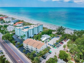100 steps to beautiful Indian Rocks Beach, oceanside, 2 bedroom updated condo